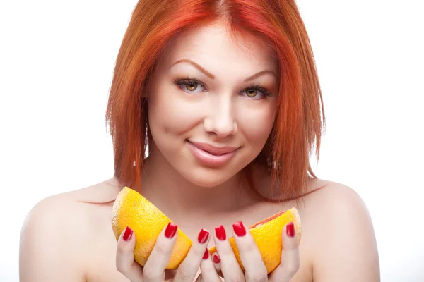 Röd kvinna anläggning grapefrukt — Stockfoto