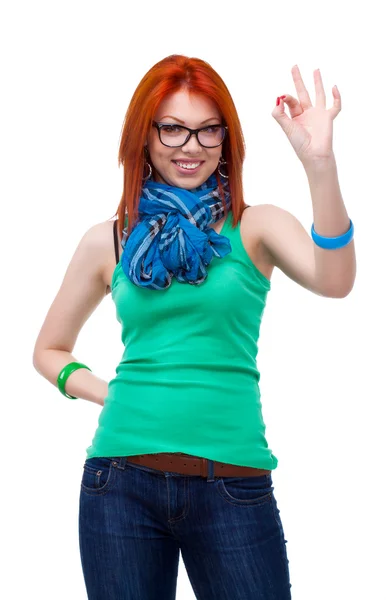 Červené vlasy dívka ukazuje ok gesto — Stock fotografie