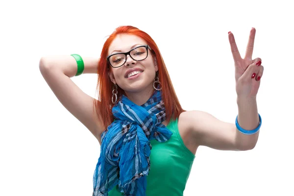 Červené vlasy dívka ukazuje míru gesto — Stock fotografie