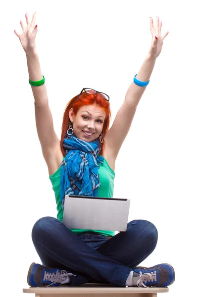 Chica feliz con portátil — Foto de Stock