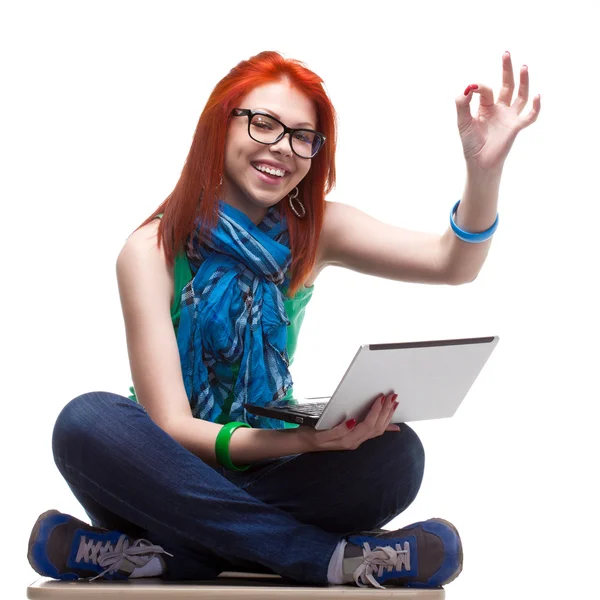 Menina feliz com laptop — Fotografia de Stock