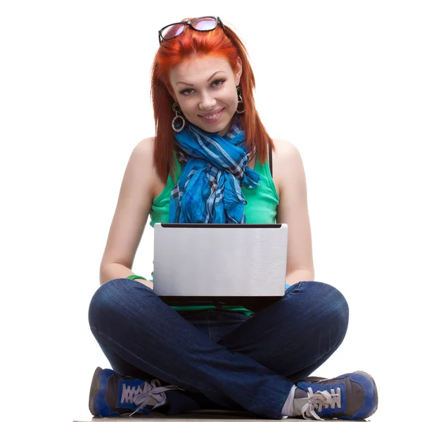 Menina feliz com laptop — Fotografia de Stock