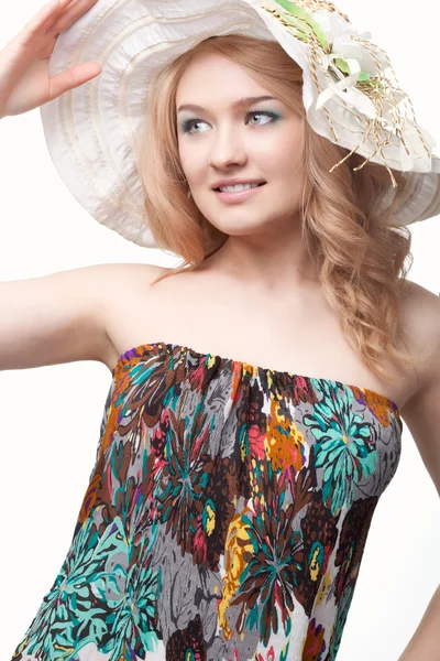 Žena lodě nosí letní šaty — Stock fotografie