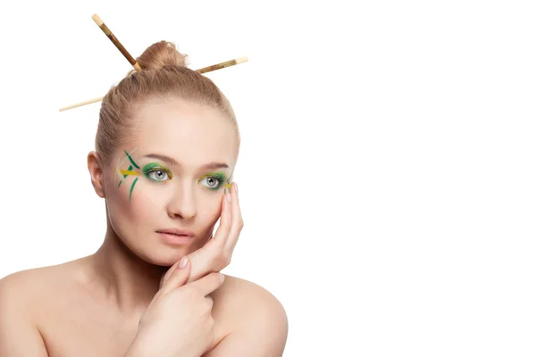 Frau mit Bambusblättern Stil Make-up — Stockfoto