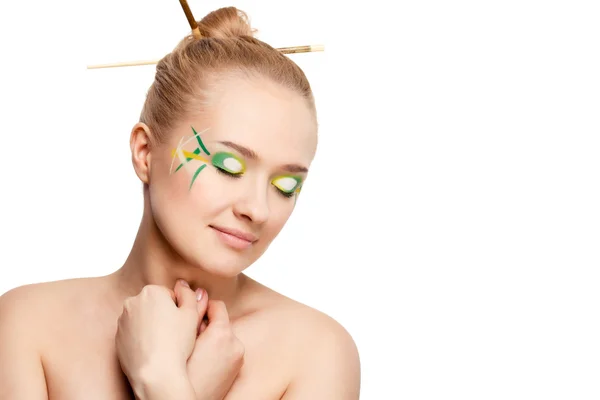 Femme avec des feuilles de bambou style maquillage — Photo