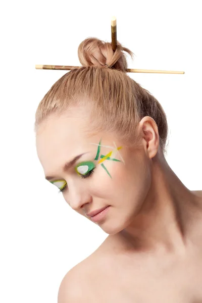 Kvinna med bambu blad stil makeup — Stockfoto
