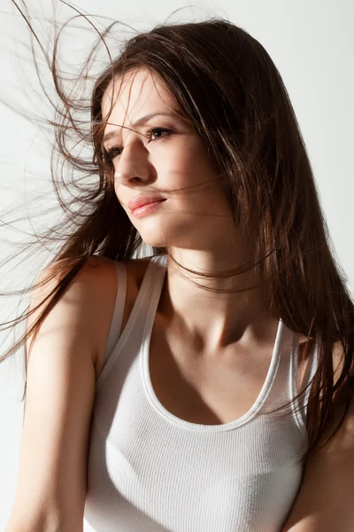 Kvinna porträtt med flygande hår — Stockfoto