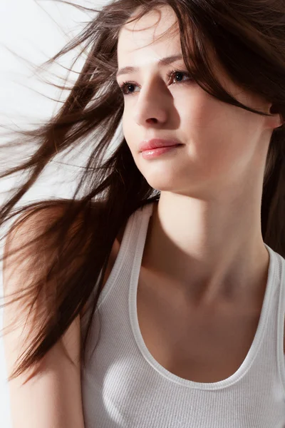 Portrét ženy s létáním vlasy — Stock fotografie