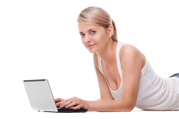 Vrouw tot op de vloer met laptop — Stockfoto