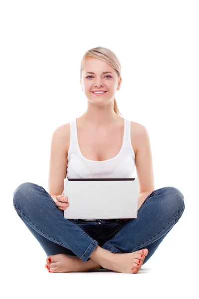 Femme assise sur le sol avec ordinateur portable — Photo