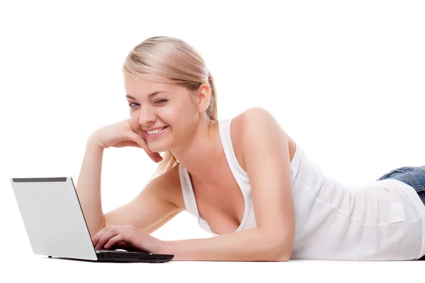 Vrouw tot op de vloer met laptop — Stockfoto