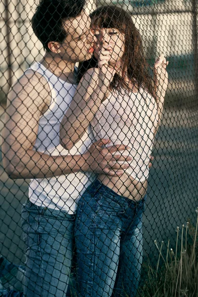 Paar steht in der Nähe von Gittern — Stockfoto