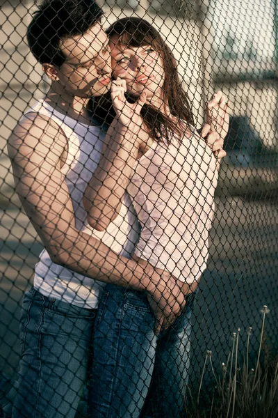 Paar steht in der Nähe von Gittern — Stockfoto