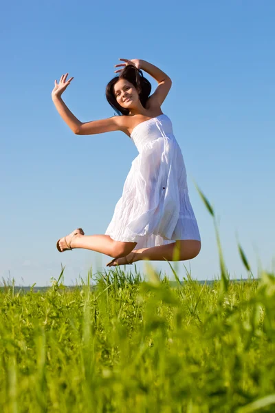 Vrouw die in de lucht springt — Stockfoto