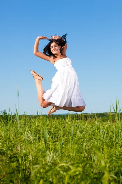 Жінка стрибає в повітрі — стокове фото