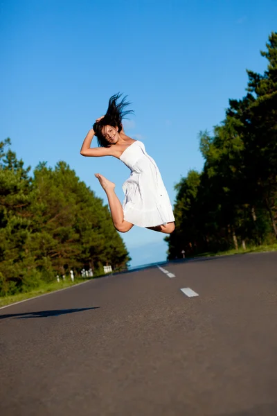Kvinnan hoppar i luften — Stockfoto