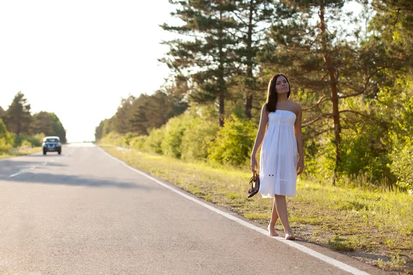 Женщина идет по дороге — стоковое фото