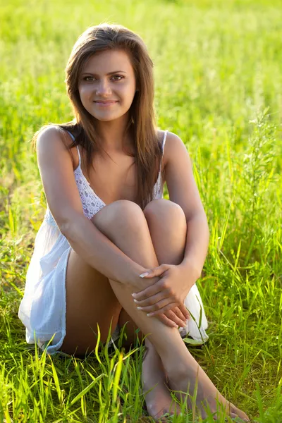 Frau sitzt auf Feld — Stockfoto