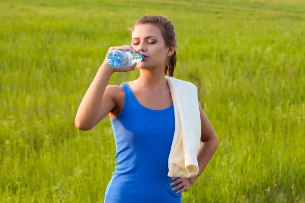 体育女人喝水 — 图库照片
