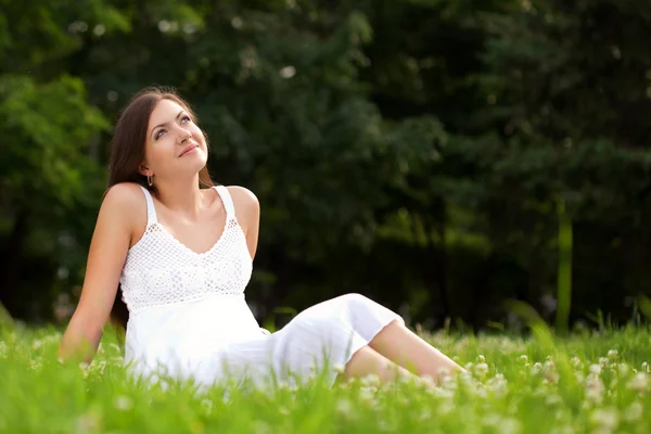 Жінка сидить на траві — стокове фото