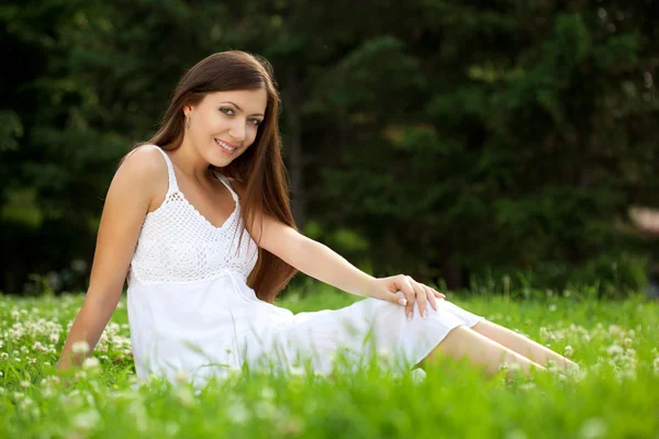 Donna seduta sull'erba — Foto Stock