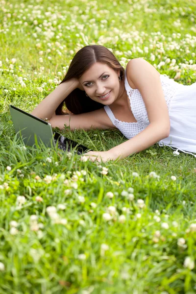 Vrouw opleggen van gras — Stockfoto