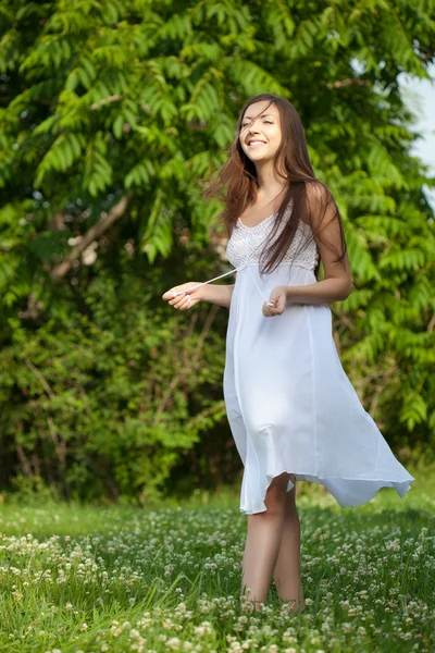 Ευτυχισμένη γυναίκα που περπατά στο πάρκο — Φωτογραφία Αρχείου