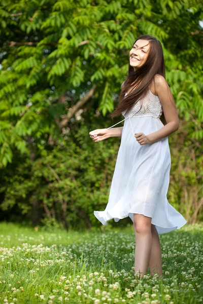 Happy woman walking in the park — Stock Photo, Image