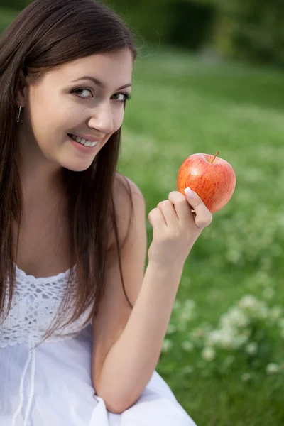 女性はリンゴを押し — ストック写真
