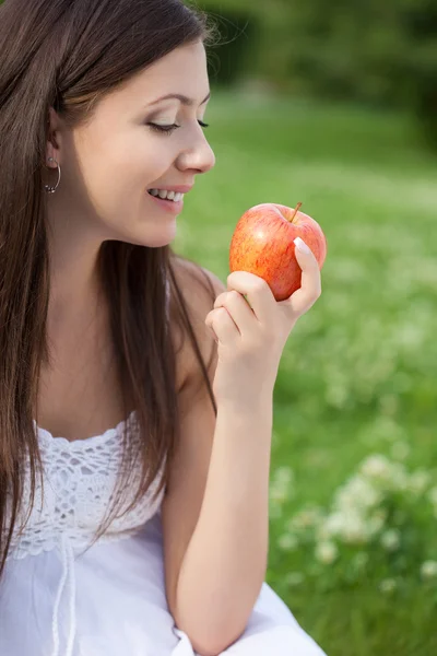 Mujer sosteniendo manzana — Foto de Stock