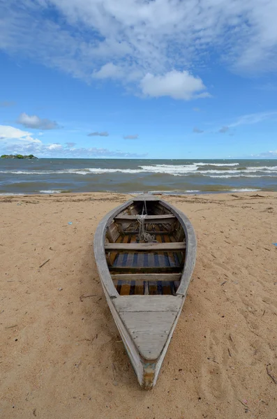 Strand mit Boot — Stockfoto