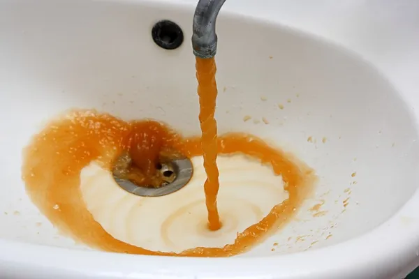 Acqua arrugginita che scorre da un rubinetto — Foto Stock