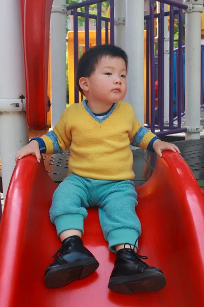 Kinesiska pojke spela i park — Stockfoto