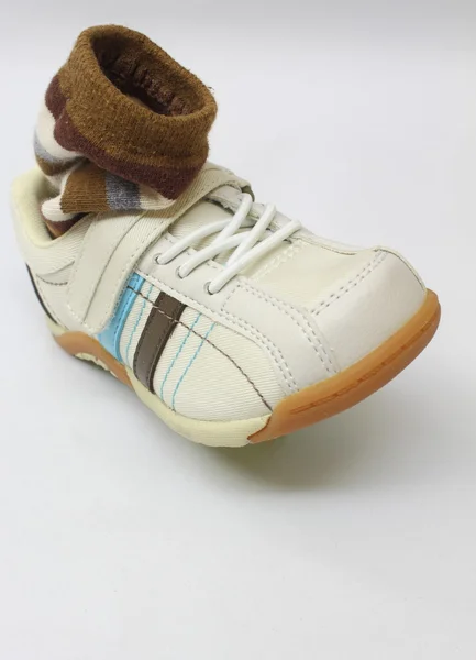 Kid sko med strumpa — Stockfoto