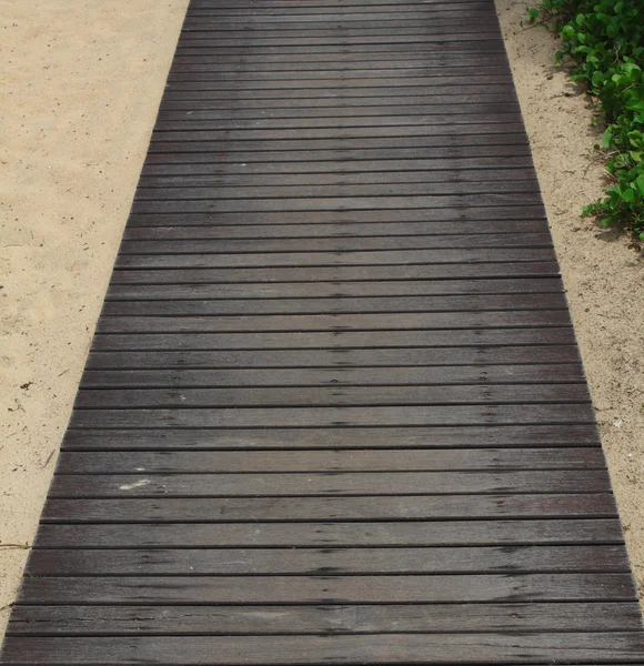 ビーチで木製のパス — ストック写真