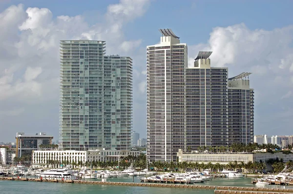 Luxuswohnungen mit Blick auf einen Yachthafen — Stockfoto