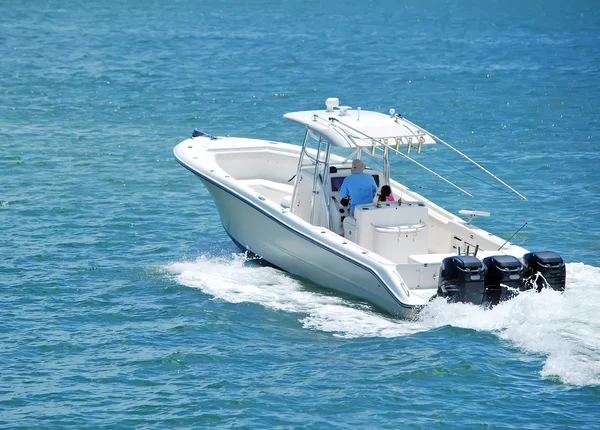 Motor fueraborda motorizado deporte barco de pesca —  Fotos de Stock