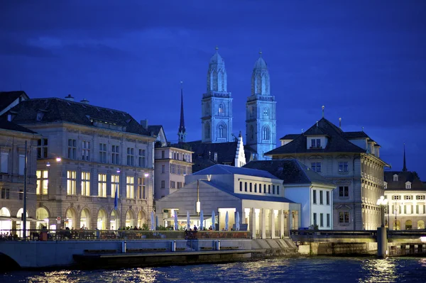 Catedral de Zurich Grossmunster por la noche — Foto de Stock