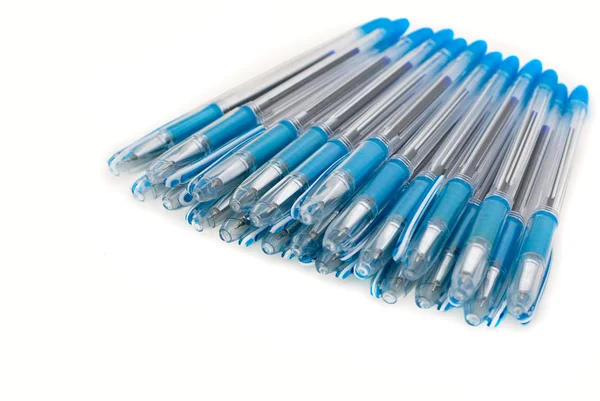 Mazzo di penne blu su sfondo bianco — Foto Stock