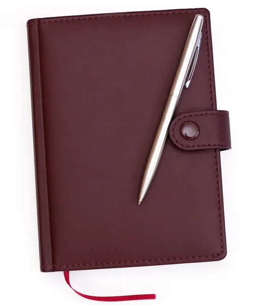 Notatbok i brunt rødt lær med penn – stockfoto