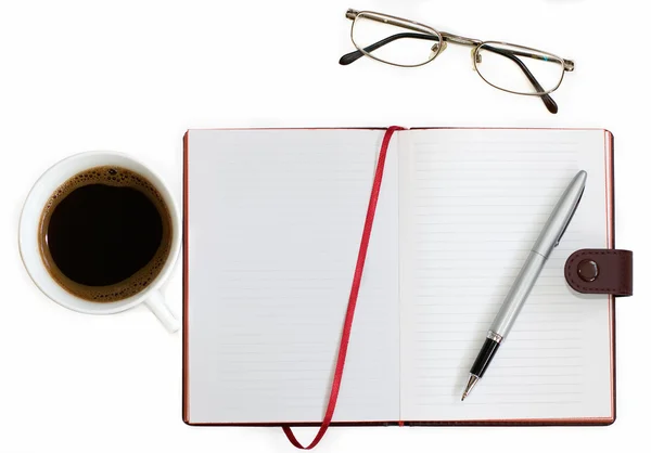 Fincan kahve, defter ve beyaz zemin üzerine gözlük — Stok fotoğraf