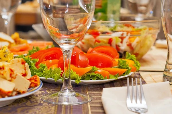 Салат из помидоров, перца и салата — стоковое фото