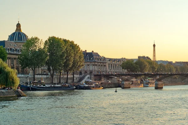 Blick auf die Seine-Ufer in Paris — Stockfoto