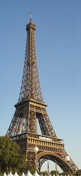Eiffeltornet en klar sommardag — Stockfoto