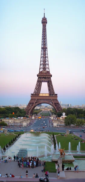 Eiffelturm und Champ de mars — Stockfoto