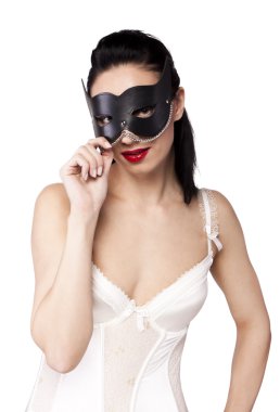 bir kız siyah bir maske ve fan