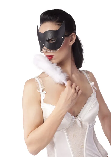 Una ragazza con una maschera nera e un ventilatore — Foto Stock