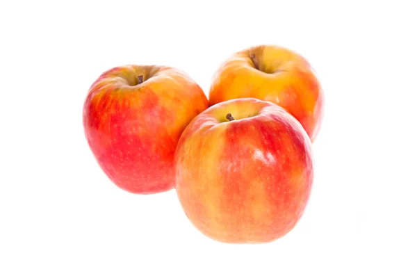 Kırmızı elma meyve kesme ve yeşil yaprakları ile — Stok fotoğraf