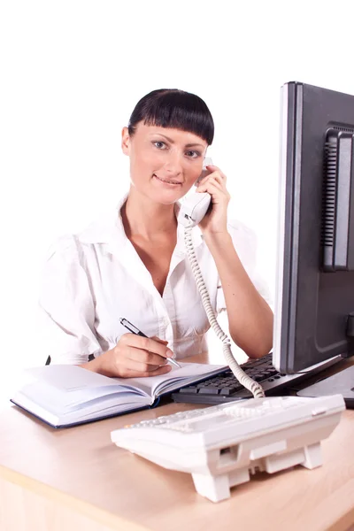 Красивая белая деловая женщина за рабочим столом — стоковое фото