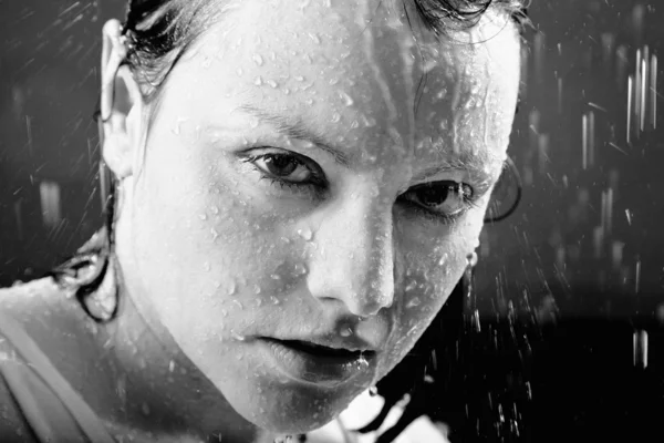 雨の低下を通じて探している若い大人の女の子 — ストック写真